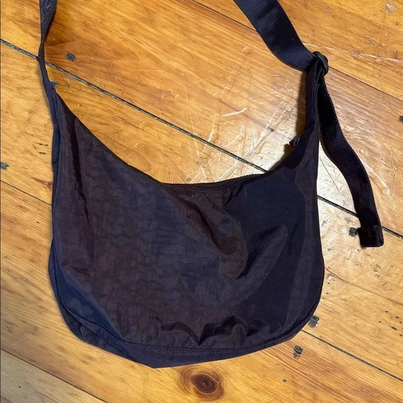 Baggu UO Exclusive Embroidered Strawberry Medium Crescent - Picture 3 of 10